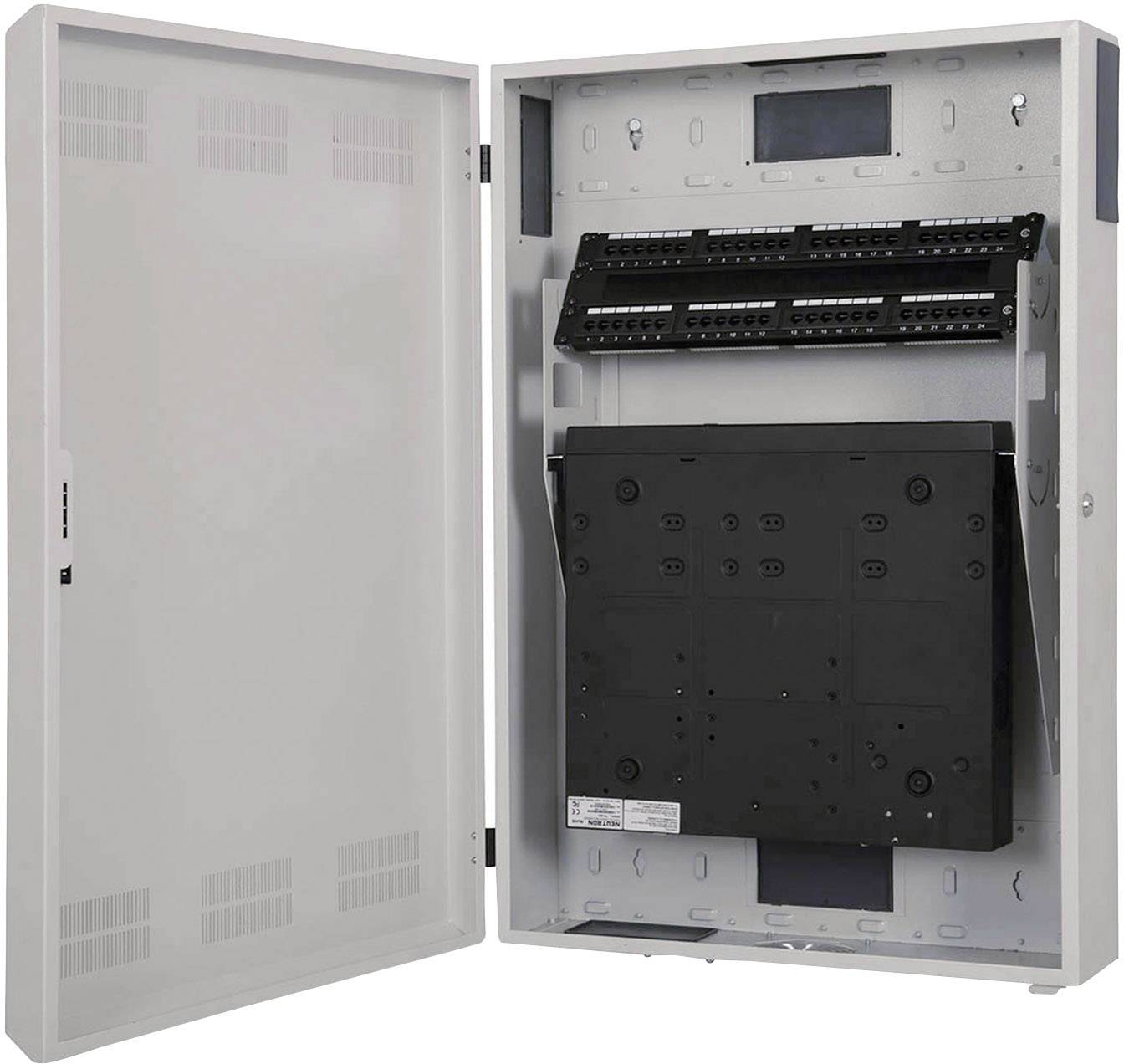 Armoire de distribution métallique ouverte, montrant le câblage interne et les connexions, adaptée aux systèmes de réseau ou de télécommunication.