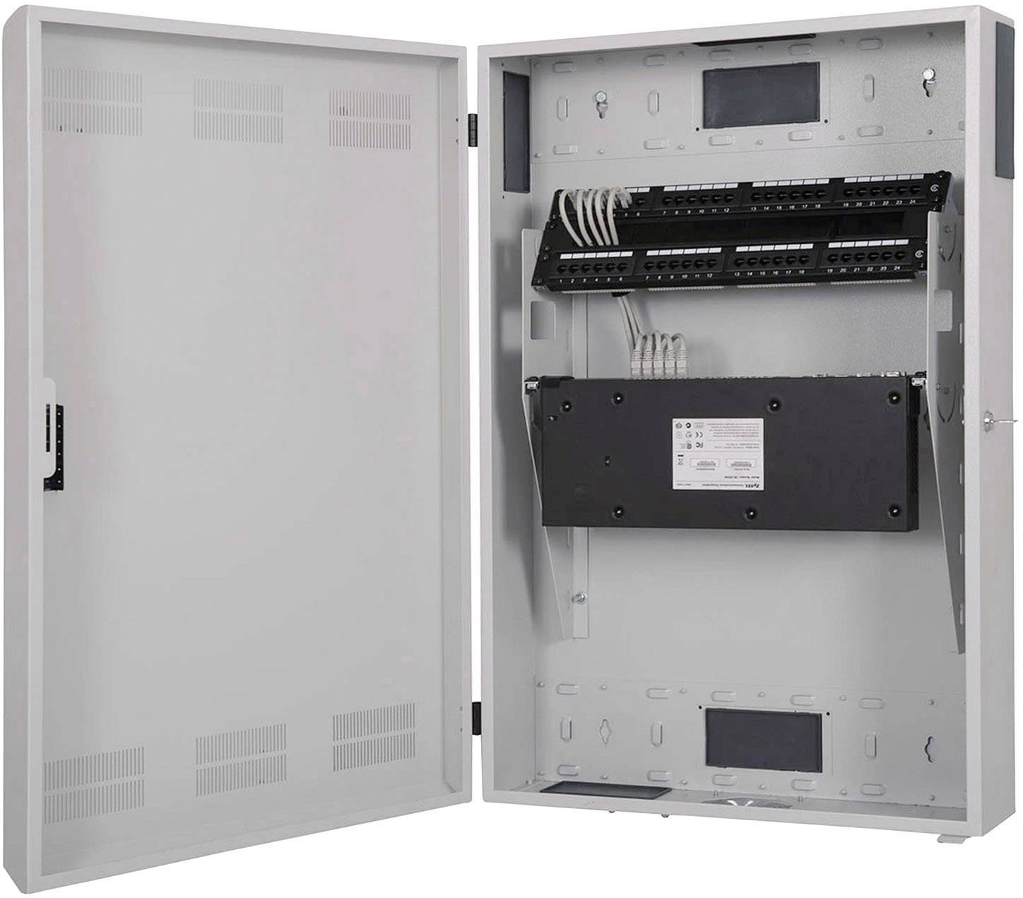 Armoire électrique avec porte ouverte, montrant les connexions de câbles et les fusibles dans une disposition organisée pour les systèmes de distribution.