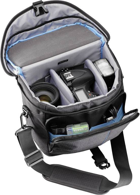 Sac photo ouvert avec plusieurs compartiments, rempli d'un appareil photo, d'un objectif, d'un flash et de batteries. Le sac est équipé d'une bandoulière.