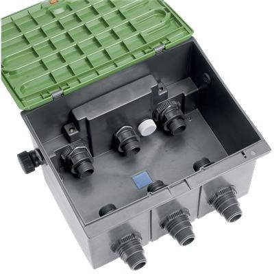 Boîtier en plastique avec un couvercle vert ouvert, plusieurs connexions de câbles et un bouton bleu à l'intérieur pour la distribution électrique.