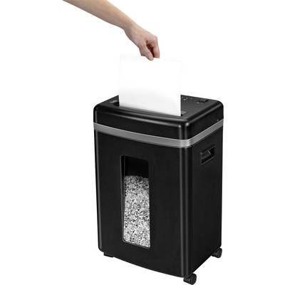 Une main dépose une feuille blanche dans un destructeur de documents noir. On peut voir du papier déchiqueté à l'intérieur.