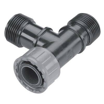 Un raccord de tuyau en PVC noir en forme de Y avec trois connexions, dont une avec un filetage à vis gris. Adapté pour les raccordements de tuyaux.