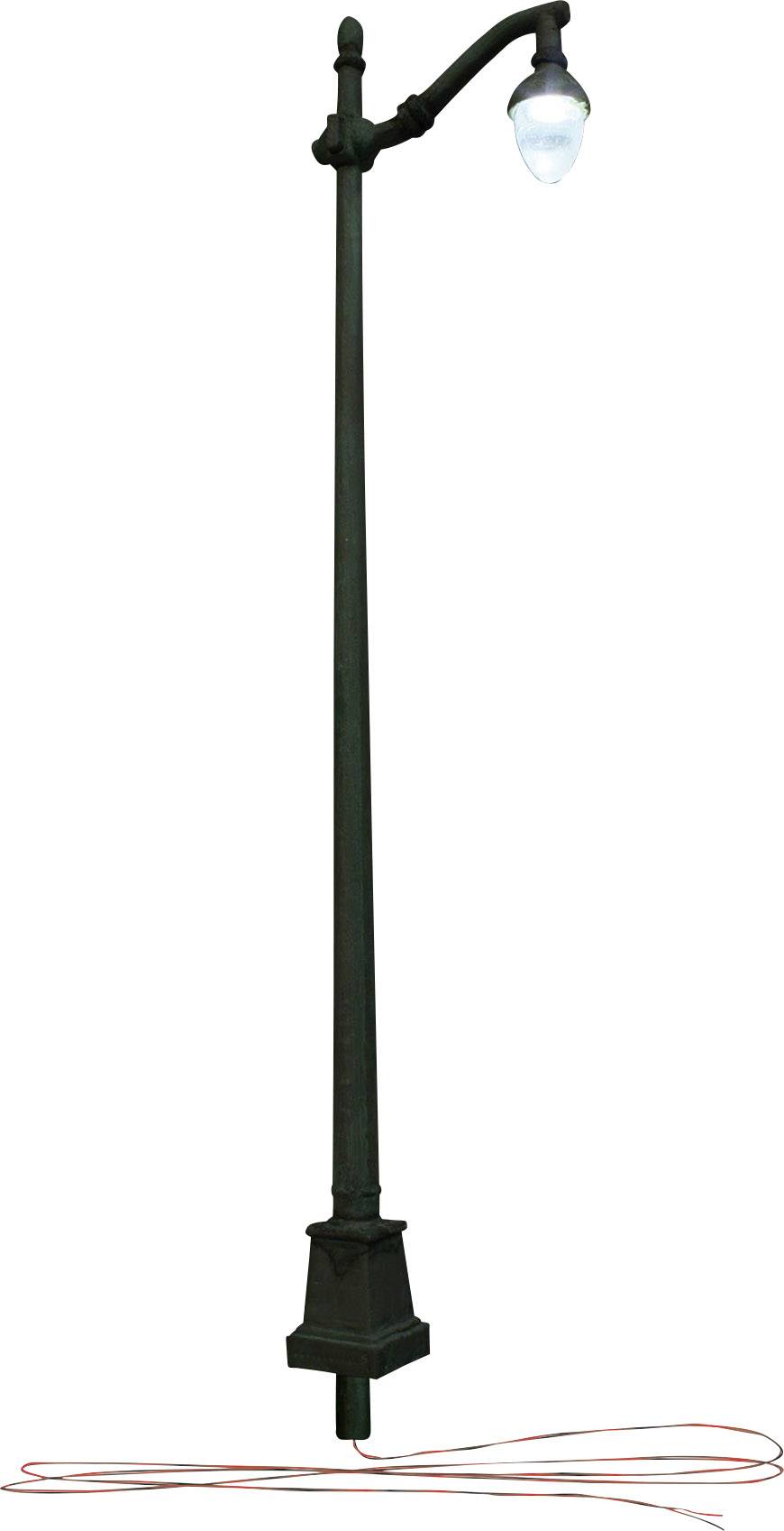 Un lampadaire noir et élancé avec un bras courbé et une ampoule lumineuse au sommet. Des câbles sont visibles en bas.