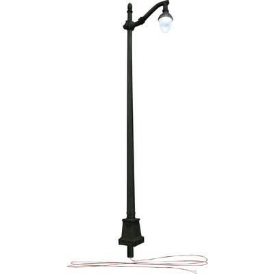 Un lampadaire noir et élancé avec un bras courbé et une ampoule lumineuse au sommet. Des câbles sont visibles en bas.