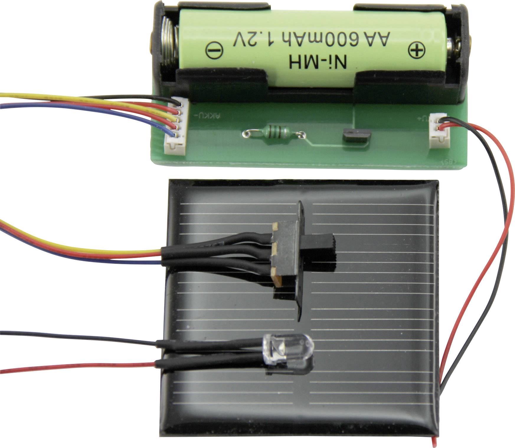 Une cellule solaire est connectée à un interrupteur et à une LED, à côté d'un compartiment de batterie contenant une pile AA. Schéma de circuit pour un projet.