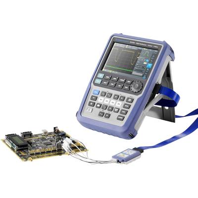 Un oscilloscope portable mesure les signaux électriques d'une carte de circuit imprimé connectée par des câbles.