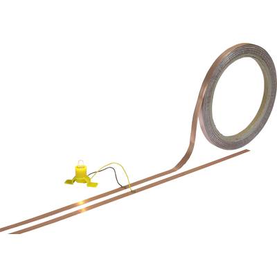 Rouleau de bande de cuivre avec une bande déroulée connectée à une petite lampe LED jaune qui brille.