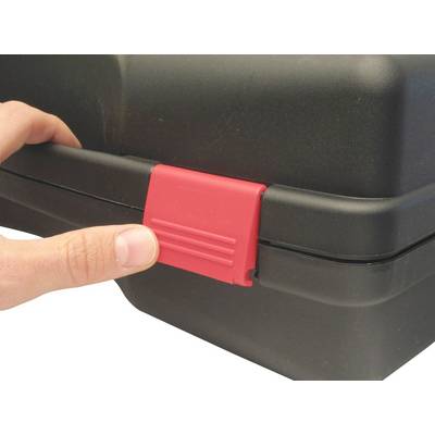 'Une main appuie sur un verrou rouge d'une valise noire en plastique.'