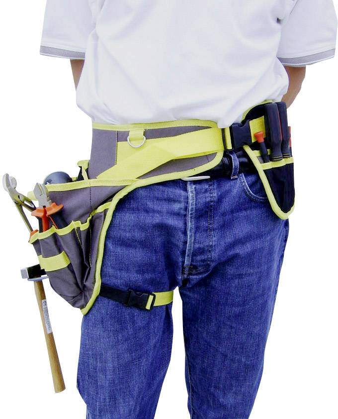 Une personne porte une sacoche à outils de travailleur à sa ceinture, remplie de divers outils tels que des clés et un marteau.