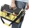 Une personne porte un sac à outils noir et jaune contenant divers outils tels que des pinces et des tournevis rangés dans différents compartiments.