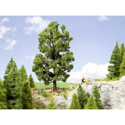 Un paysage miniature avec un grand arbre au centre, entouré de prairies et de conifères. Quelques personnages marchent sur un sentier rocailleux.