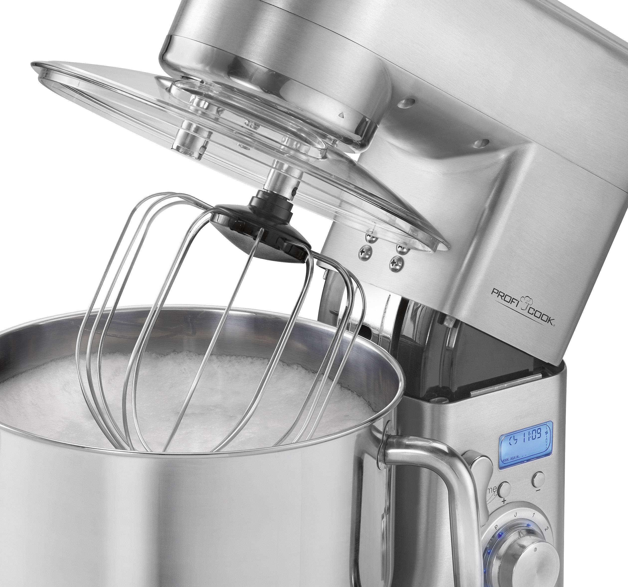 Une machine de cuisine argentée avec un fouet travaille dans un bol en acier inoxydable. L'affichage électronique montre les réglages.