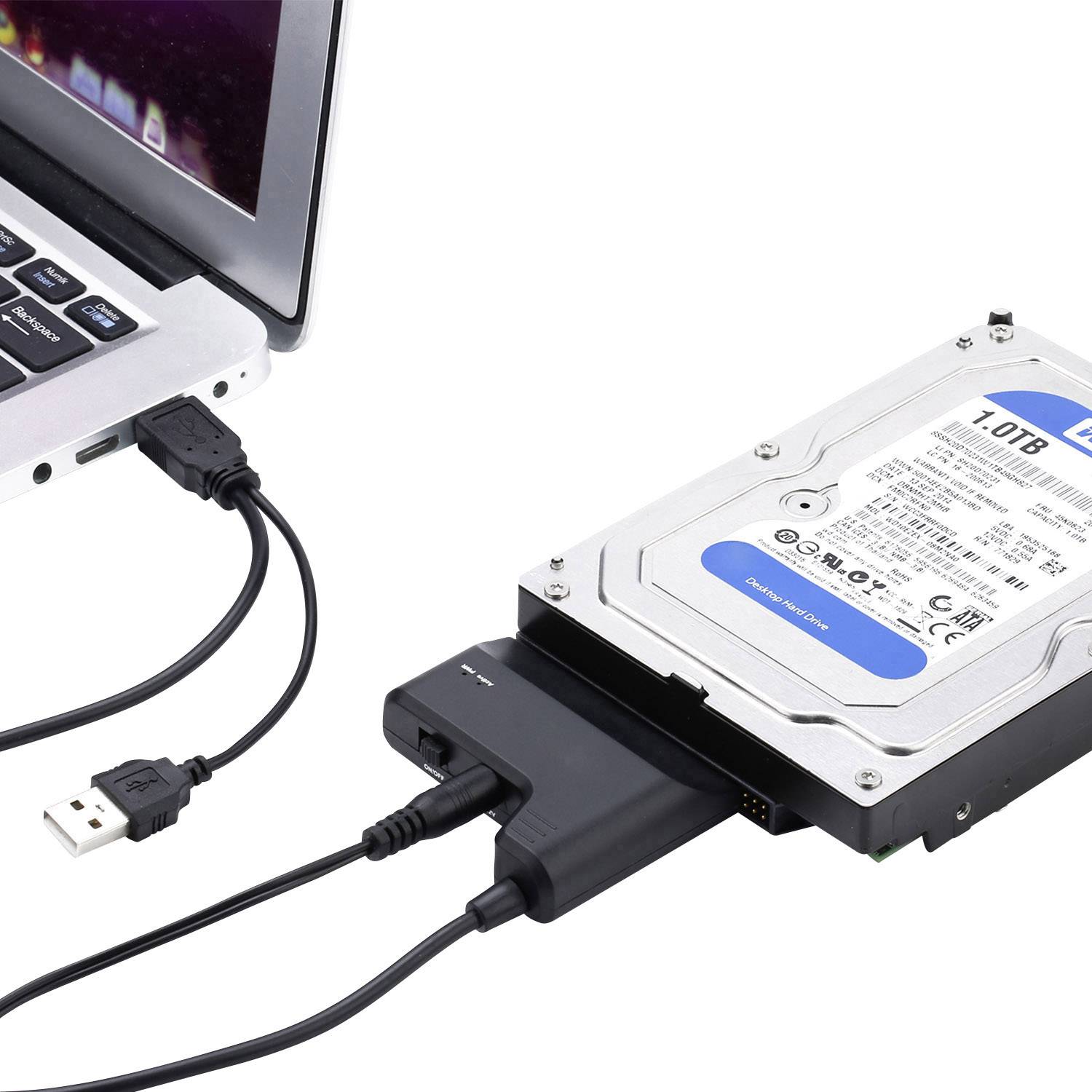 Un disque dur externe est connecté à un ordinateur portable via un câble USB.