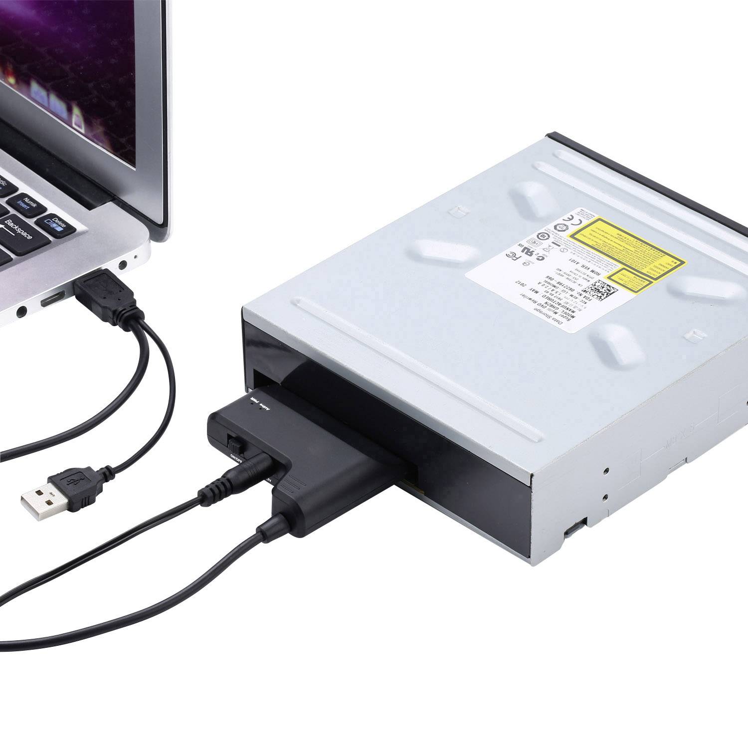 Un lecteur DVD externe est connecté à un ordinateur portable via un câble USB.