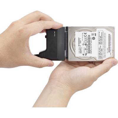 Deux mains tiennent un disque dur qui est connecté à un adaptateur externe. L'adaptateur permet la connexion via USB.
