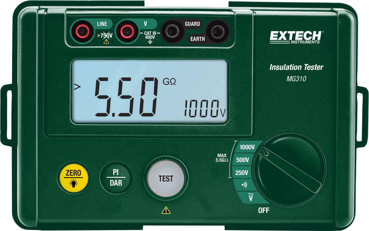 Un appareil de mesure d'isolation vert affiche '5,50 GΩ' à '1000V'. Les touches et le bouton de réglage de tension sont visibles.