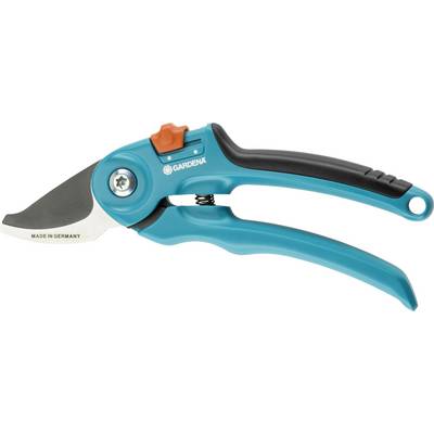 Un sécateur bleu et noir de la marque Gardena avec un verrou orange et une lame portant l'inscription 'Made in Germany'.
