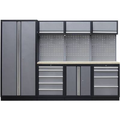Établi gris avec un plan de travail en bois, six tiroirs, deux étagères et des panneaux perforés pour le rangement des outils. Grand placard à gauche.