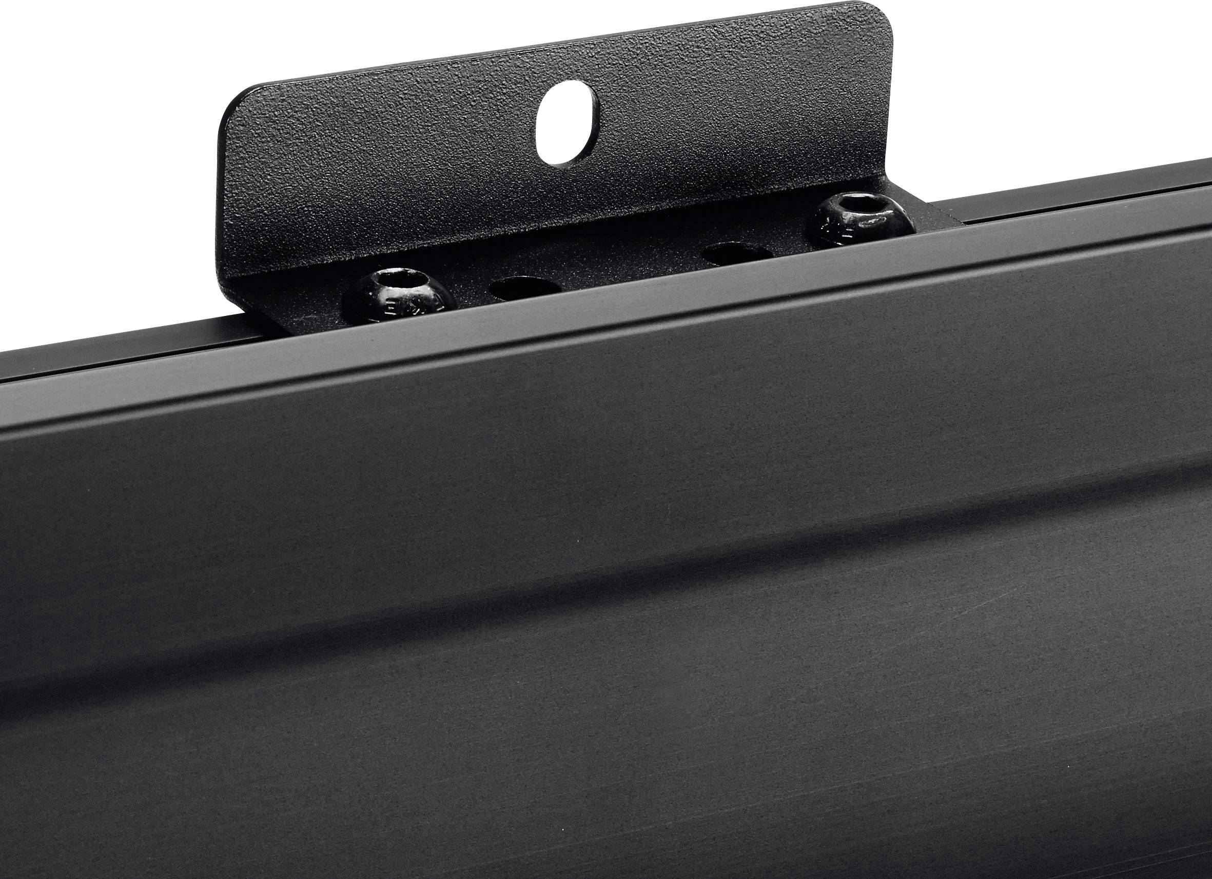 Pièce métallique noire avec un trou de fixation et deux vis. Probablement utilisée pour le montage ou comme support.