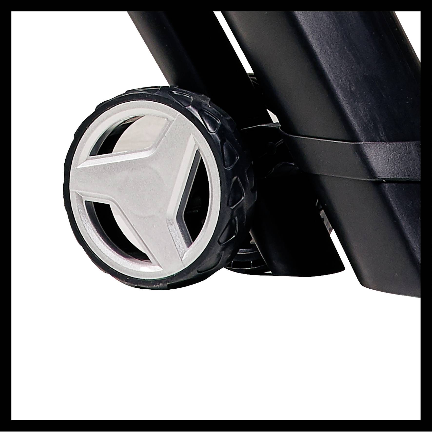 Gros plan d'une petite roue en plastique noir avec une jante argentée, fixée sur un cadre métallique.