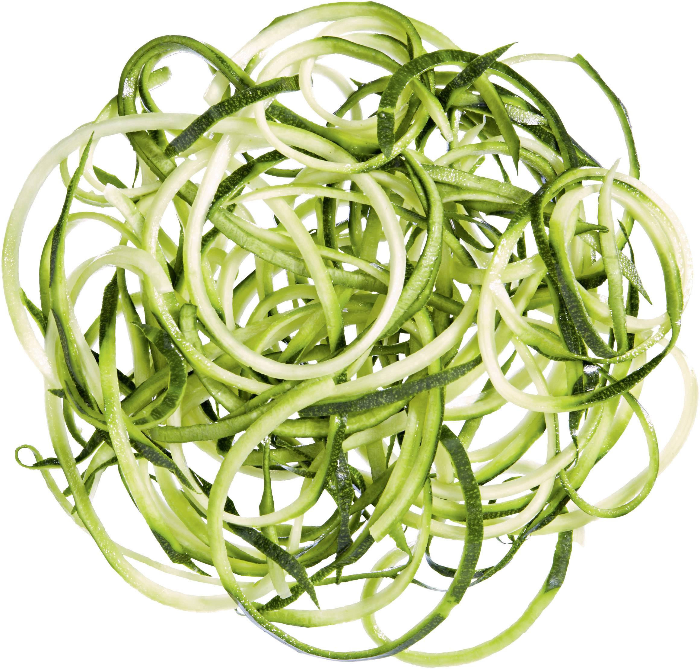 Un tas de spirales faites de lanières de courgettes fraîches sur un fond blanc. Légume frais, prêt à être cuisiné ou utilisé comme garniture.