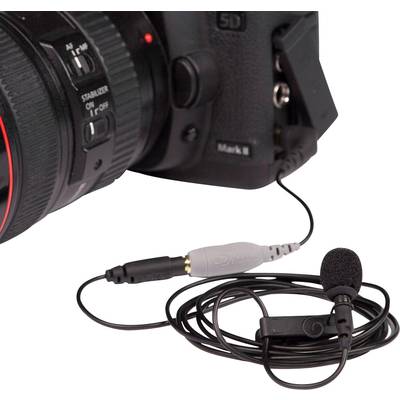 Caméra équipée d'un microphone externe, adaptée aux enregistrements vidéo professionnels.