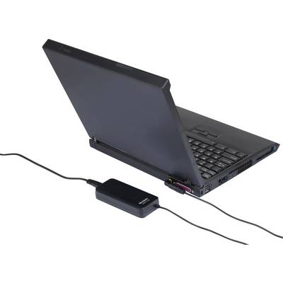 Un ordinateur portable est en train d'être chargé via un adaptateur secteur. L'appareil est noir et le processus de charge est en cours, ce qui est visible grâce au câble branché.