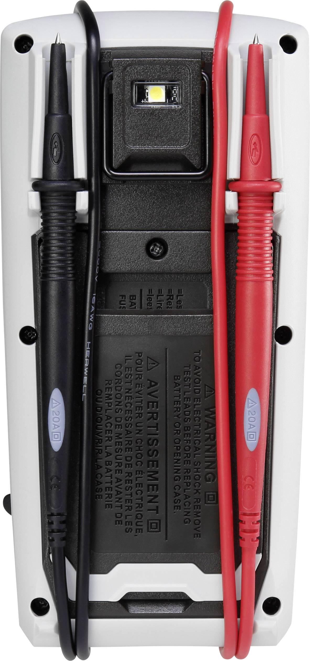 Un multimètre vu de dos avec des pointes de test en noir et rouge attachées. Un compartiment à pile et des avertissements sont visibles.