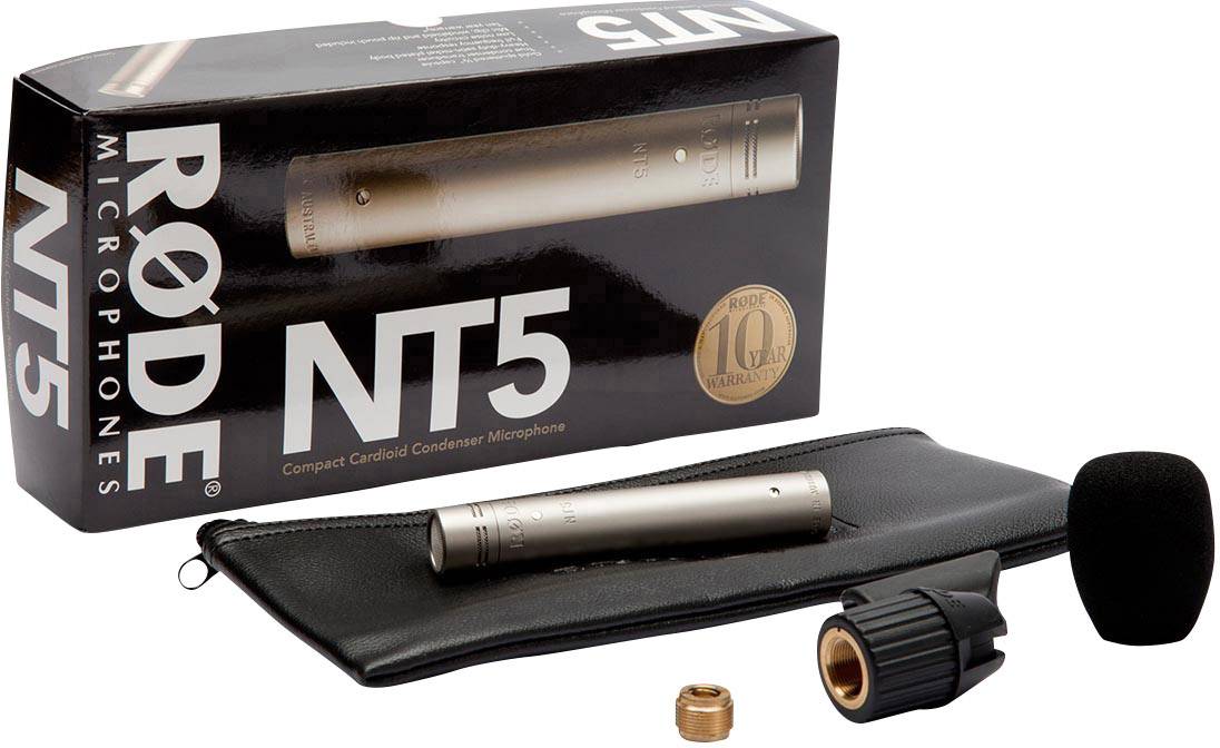 Ensemble microphone comprenant un microphone RØDE NT5 avec accessoires tels que pare-brise, support et sacoche. L'emballage est également visible.