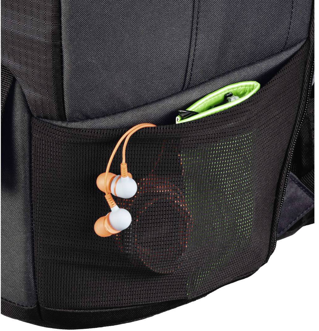 Pochette latérale de sac à dos avec filet noir, contenant des écouteurs orange et blanc et un étui vert.