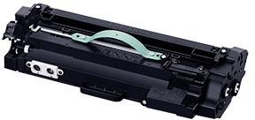 Une cartouche de toner noir pour imprimante est posée horizontalement. Elle possède une barre de préhension verte et des connecteurs sur chacun de ses côtés.