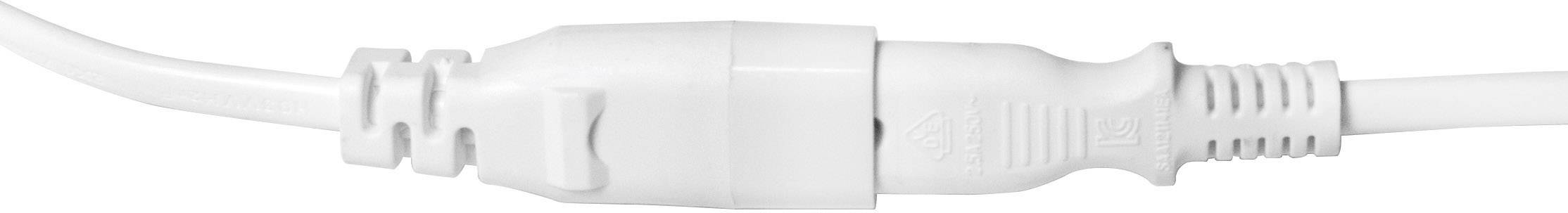 Un câble réseau blanc avec une prise et un coupleur, connectés.