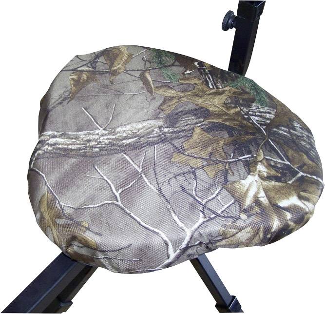 Une chaise avec un revêtement de siège en motif de camouflage, évoquant une souche d'arbre, sur un cadre noir.