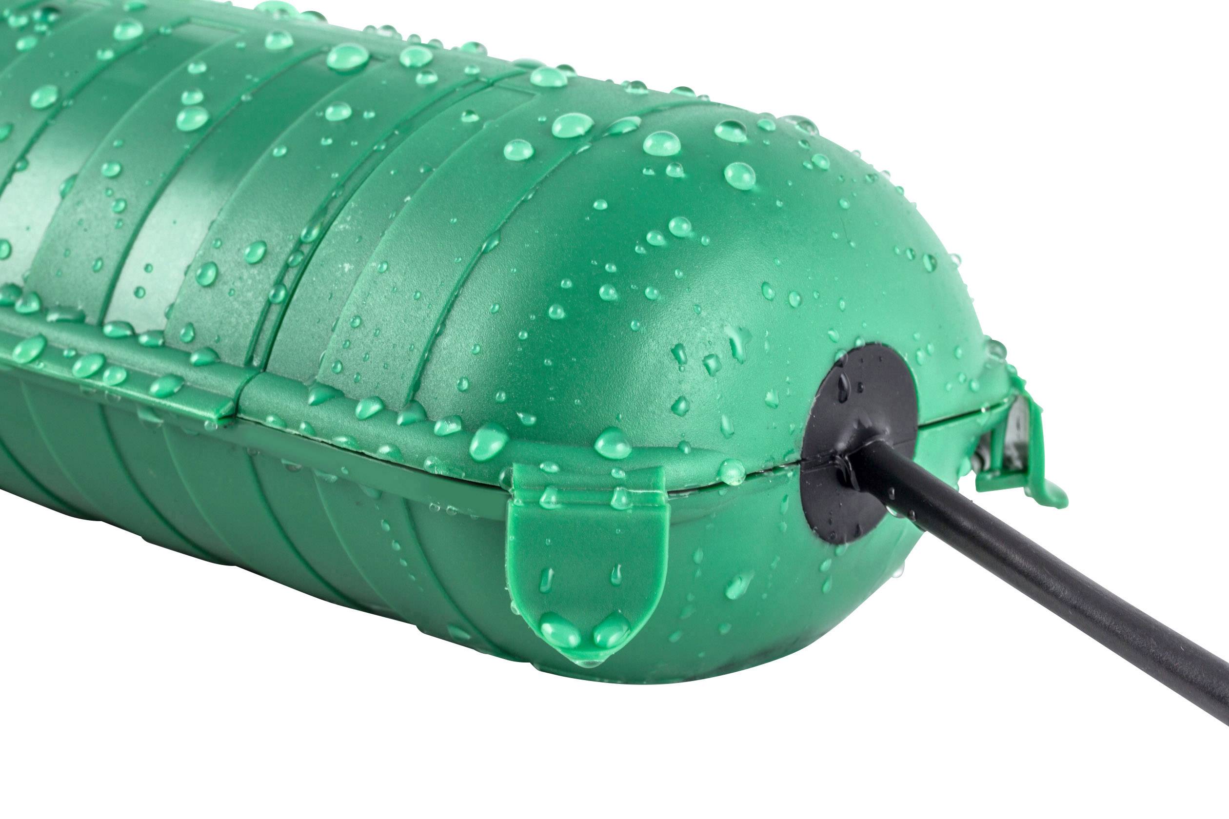 Un commutateur à flotteur vert, couvert de gouttes de pluie, avec câble, utilisé pour contrôler le niveau d'eau dans un réservoir.