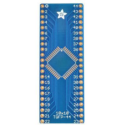Carte de connexion bleue TQFP-44 avec broches dorées des deux côtés, adaptée pour connecter des microcontrôleurs à des circuits électroniques.