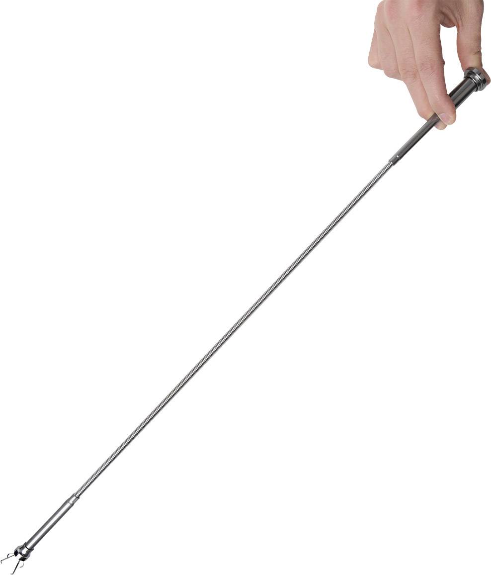 Une main tient une antenne télescopique complètement déployée, pointant obliquement vers le bas.