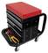 Chariot à outils noir avec siège rouge, contenant des outils tels que des pinces et des clés à molette dans le tiroir inférieur, monté sur roulettes.