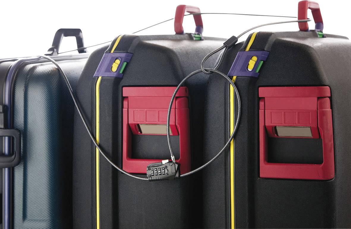 Trois valises à poignées rouges sont sécurisées par un fil métallique et un cadenas à code.