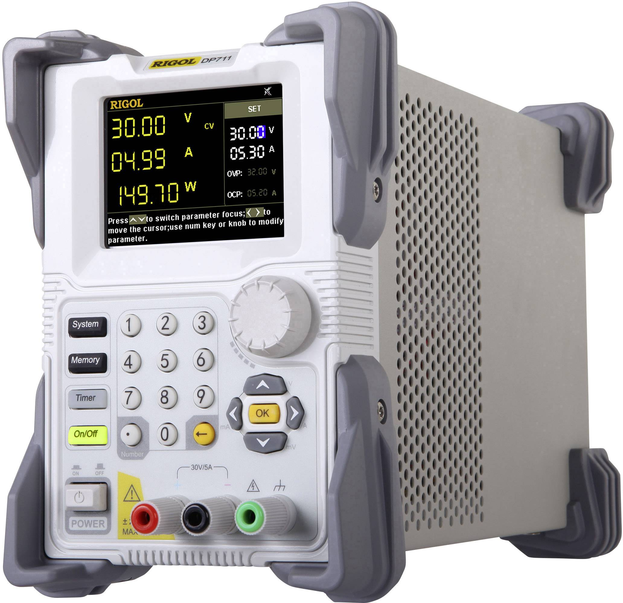 Un dispositif d'alimentation numérique de laboratoire blanc, gris et jaune avec un écran affiche 30V, 4,99A. Boutons et connexions sur le devant.