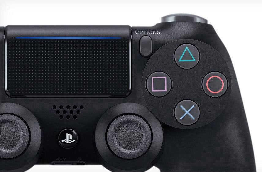Une manette noire avec des touches distinctives de différentes couleurs : Triangle, Cercle, Croix et Carré.