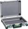 Valise en aluminium verte, ouverte, avec une poignée noire et des coins en métal. Intérieur gris. Adaptée au rangement ou au transport.