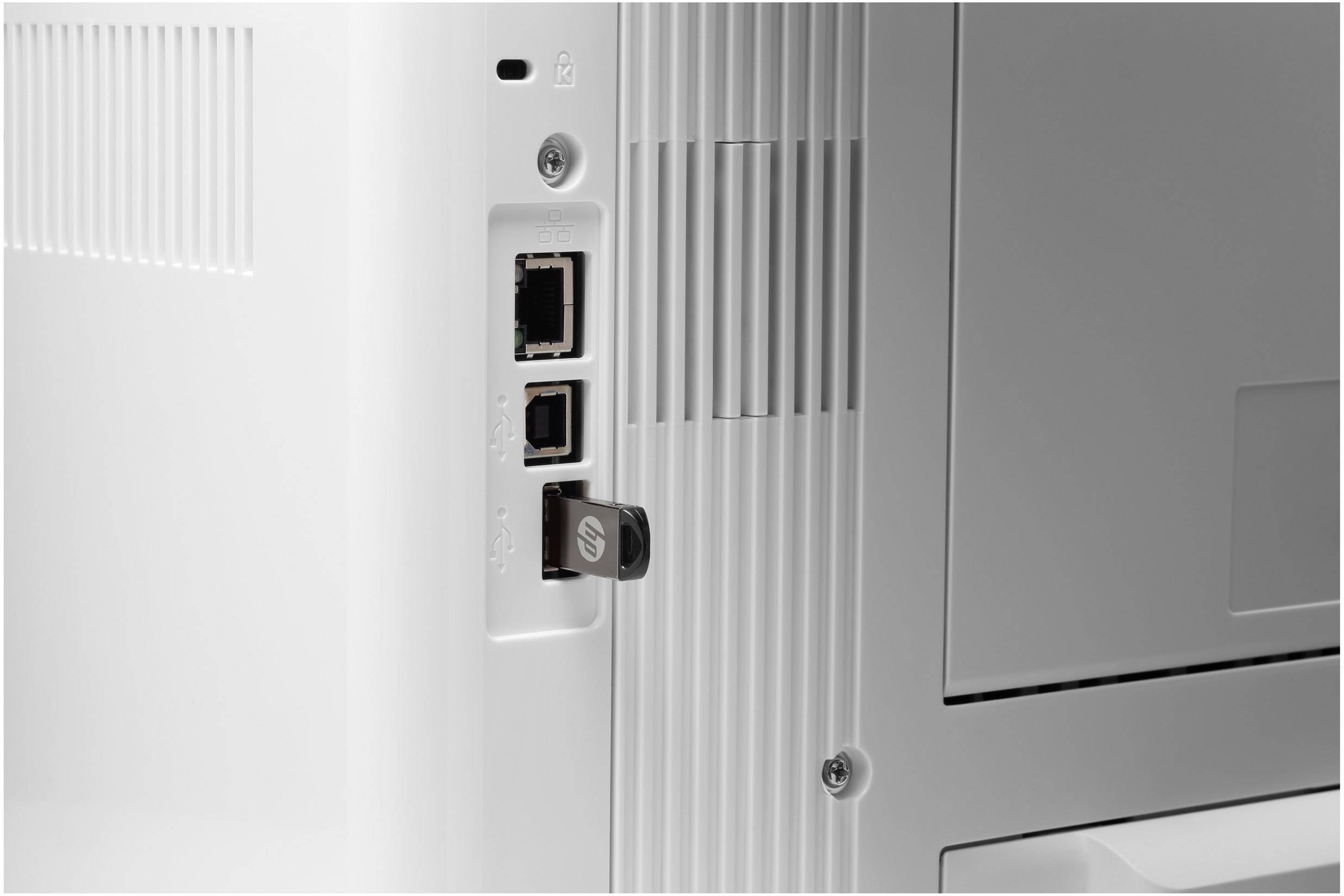 Vue arrière d'une imprimante blanche avec des ports réseau et USB visibles. Une clé USB est branchée dans le port USB.