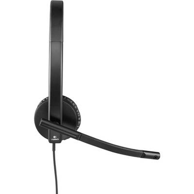 Un casque noir avec perche micro. Un écouteur est visible. Logo du fabricant sur le pavillon de l'oreillette.