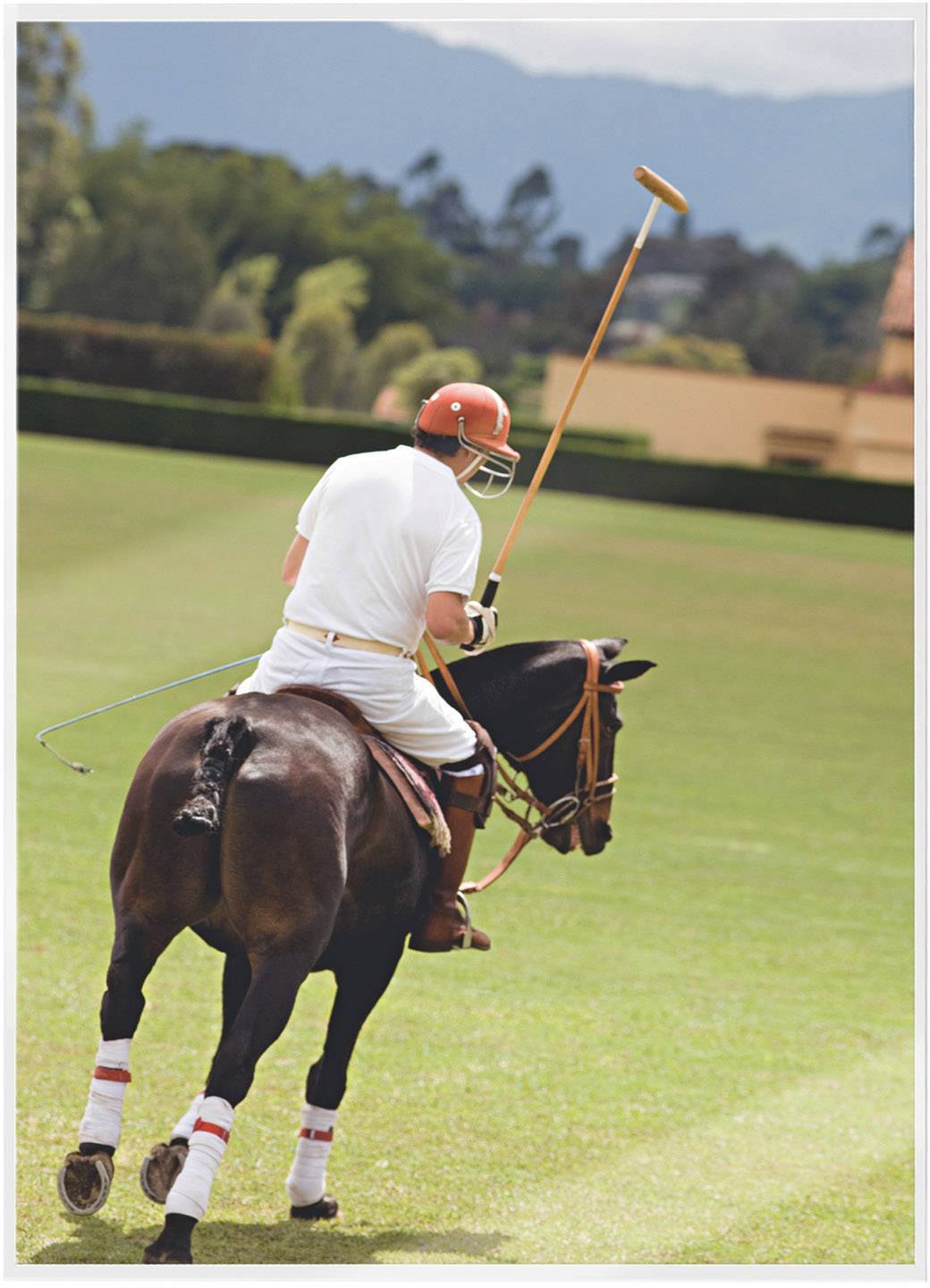 Un joueur monté à cheval jouant au polo sur un terrain vert, illustration 3D libre de droits. Des arbres et des montagnes sont visibles en arrière-plan.