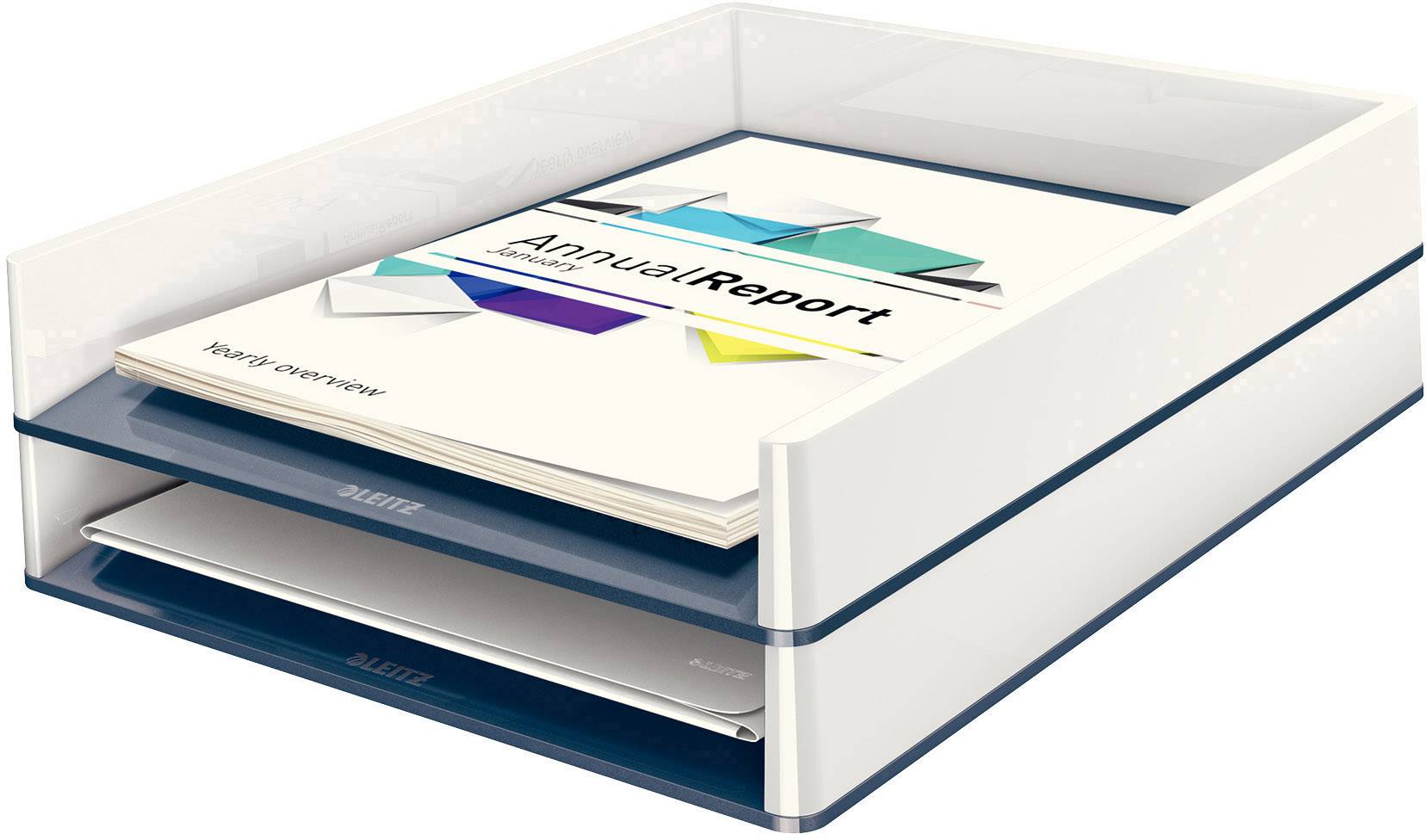 Un tas de papiers intitulé 'Rapport Annuel', posé sur une étagère transparente.