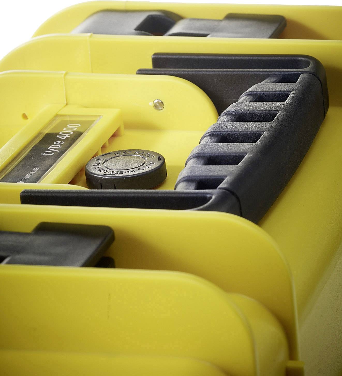Boîte à outils jaune avec poignée et verrou noirs. Une échelle est intégrée dans le couvercle.