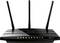 Un routeur Wi-Fi noir avec trois antennes. Le devant présente des voyants lumineux indiquant différentes fonctions de connexion.