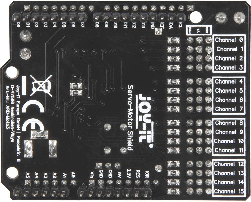 Bouclier de Servo-Moteur sur une carte de circuit imprimé noire avec inscription et étiquettes de canaux ; adapté aux applications de commande de moteurs.