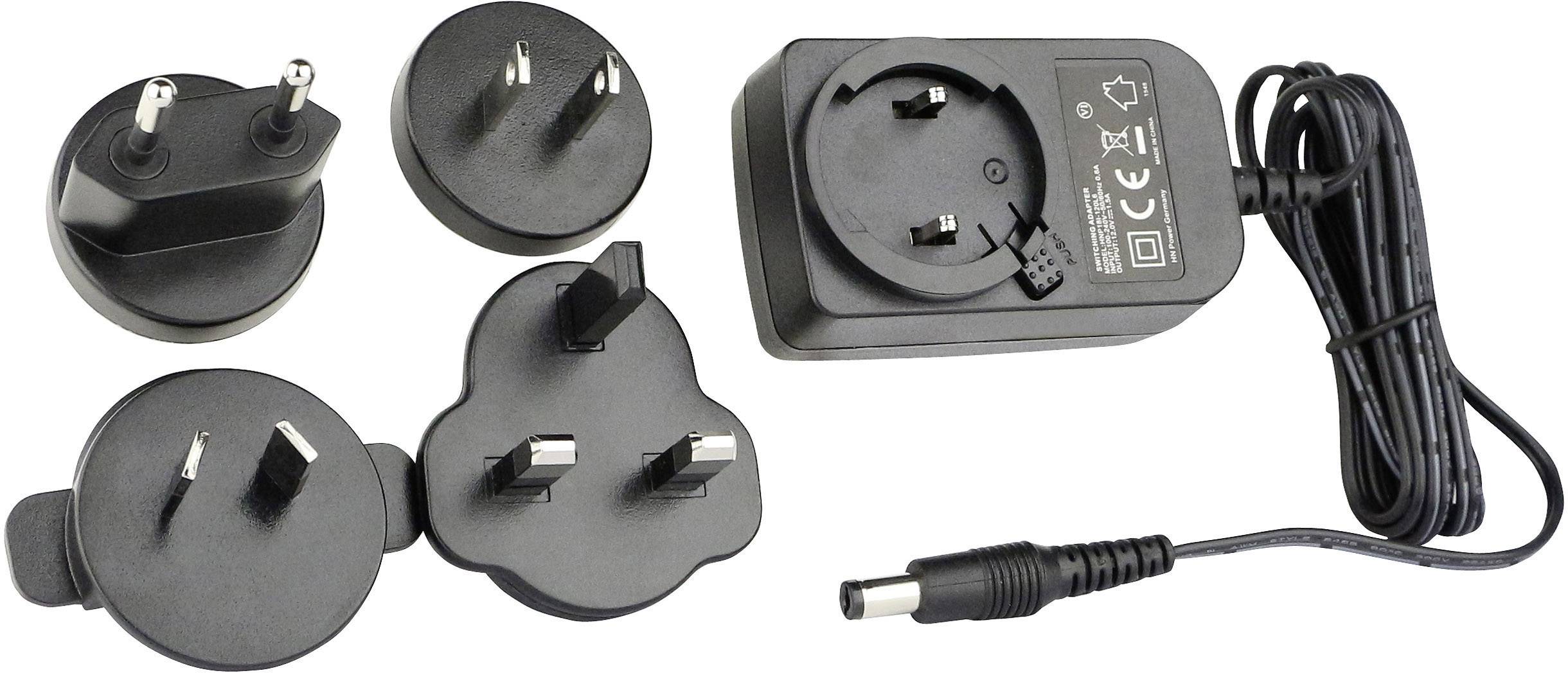Différents adaptateurs de prise interchangeables et un chargeur avec câble, adaptés à une utilisation internationale.