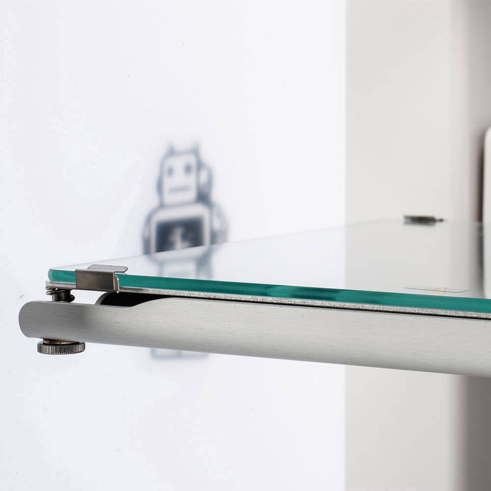 Une étagère transparente en verre rectangulaire, montée au mur avec des supports argentés métallisés. En arrière-plan, une représentation de robot floue.